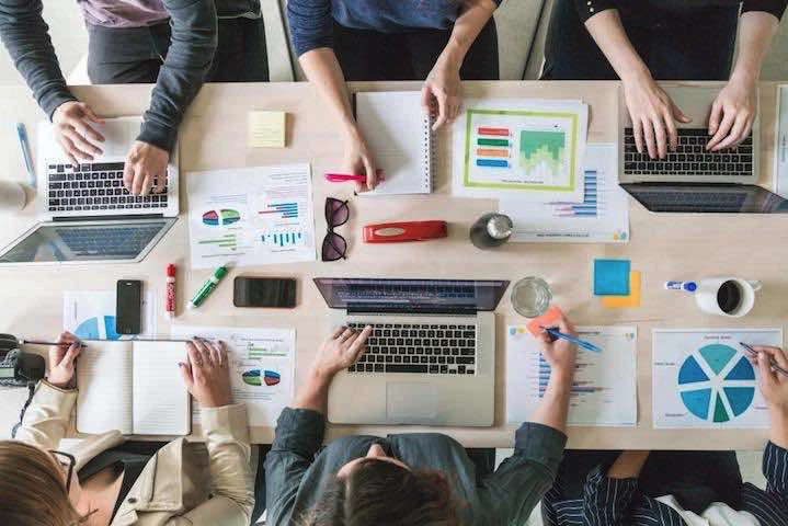 Des personnes autour d'un bureau