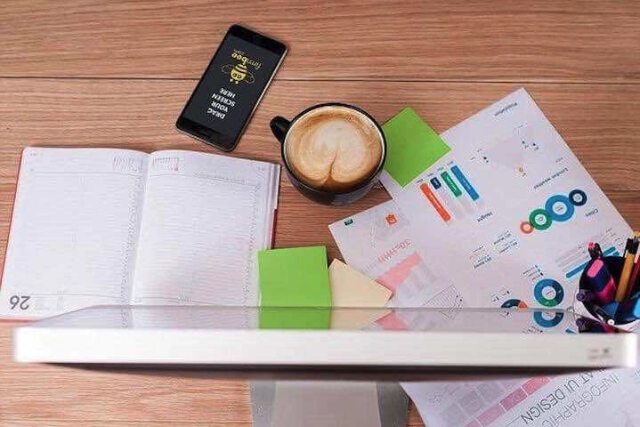 Un bureau avec des chiffres et un café