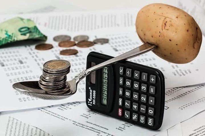 Une calculatrice, une fourchette et une pomme de terre