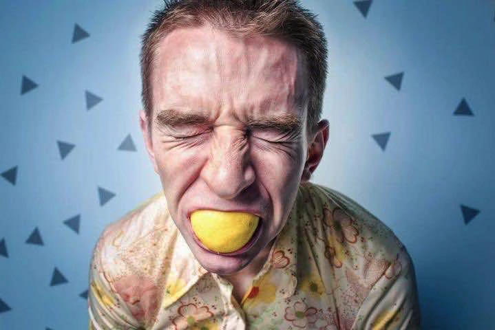 Un homme avec un citron dans la bouche