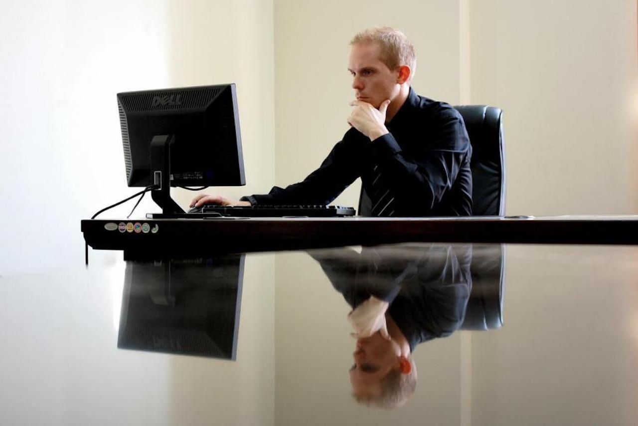 Un homme à son bureau