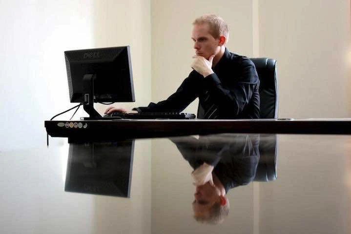 Un homme à son bureau