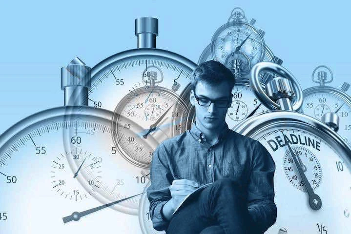Un homme devant des horloges