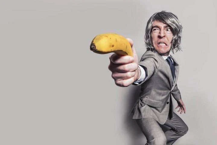 Un homme en costume avec une banane