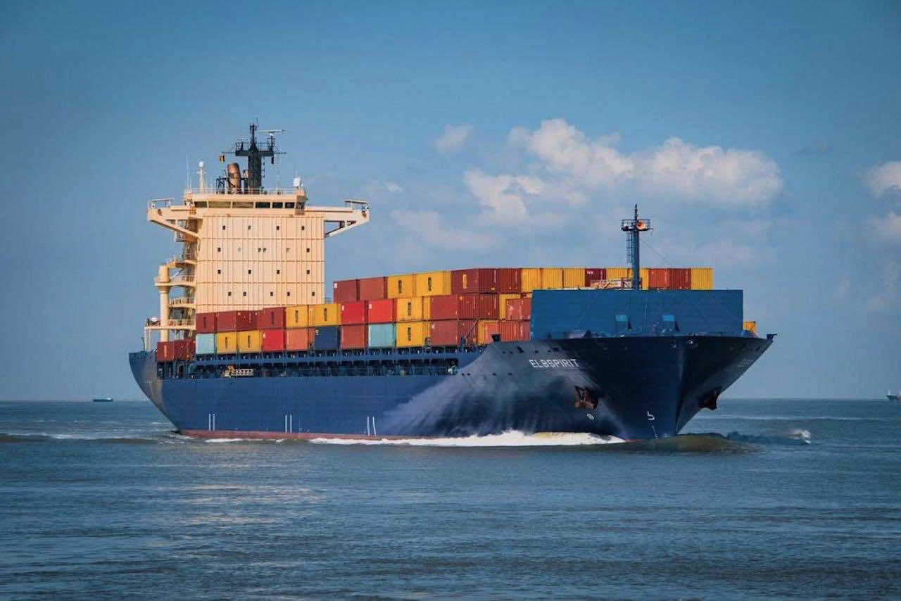 Un bateau cargot sur la mer