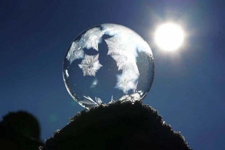 Une planète en verre sur une montagne