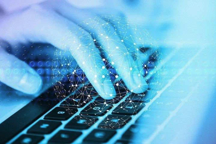 Une main sur un clavier digital