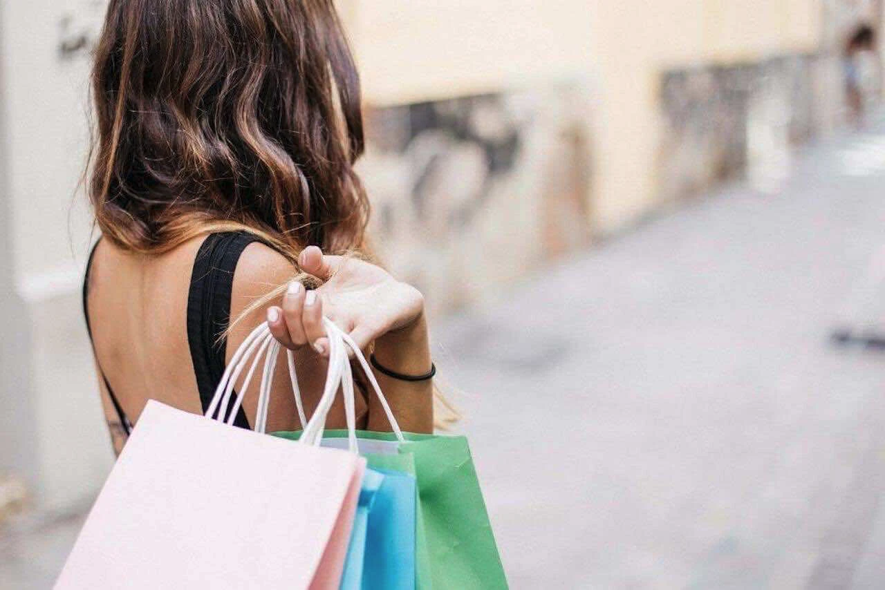 Une femme dans la rue avec dses sac de courses