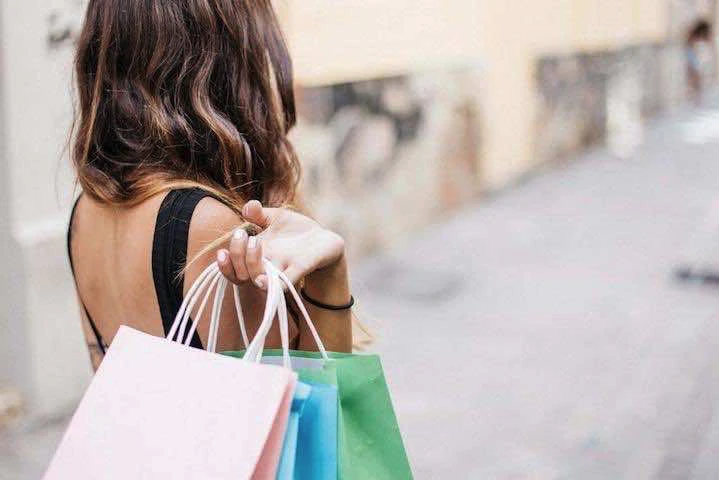 Une femme dans la rue avec dses sac de courses