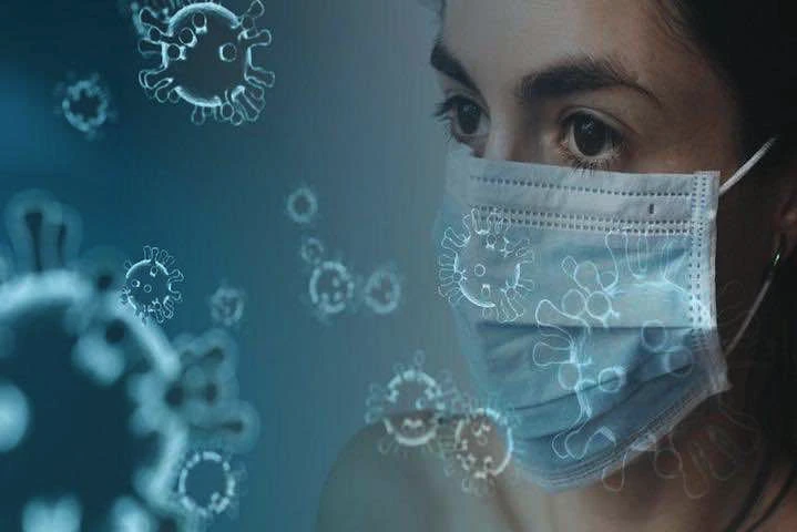 Une femme médecin avec un masque COVID