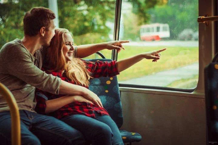 Un couple regardant son jardin