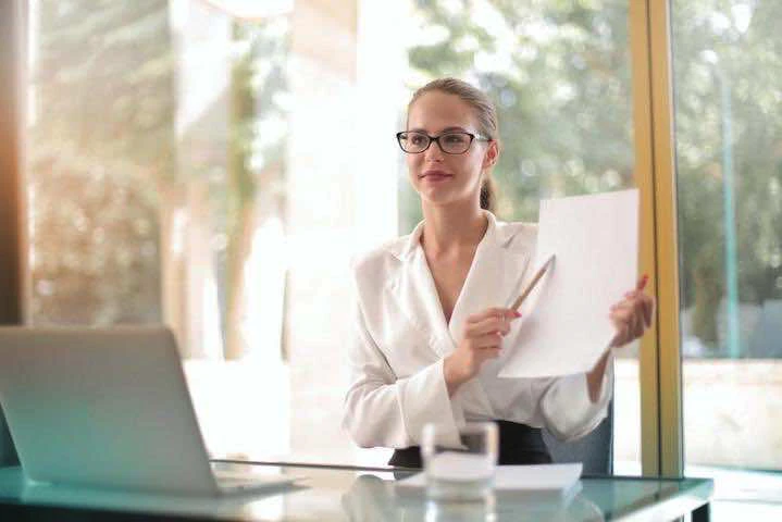 Une femme montrant un rapport dans un bureau