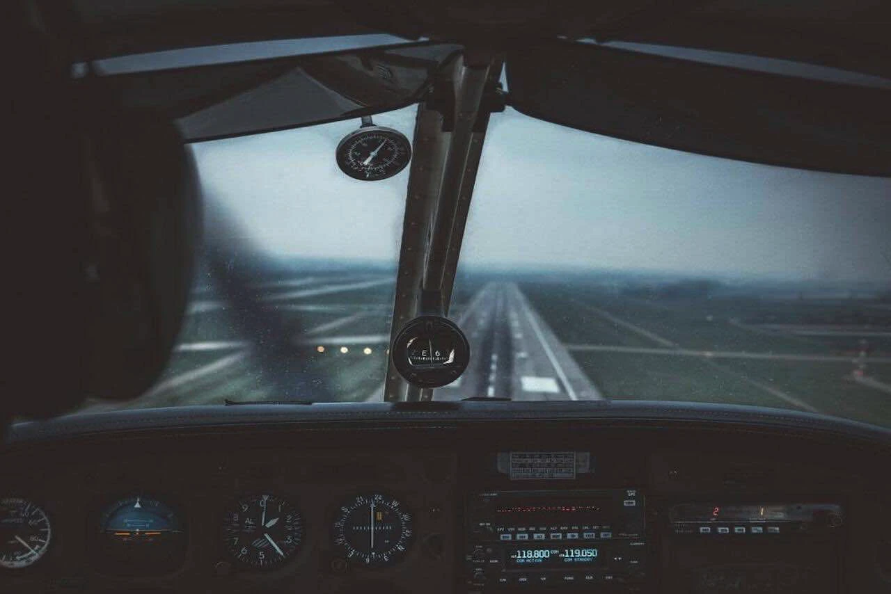 un avion en situation de se poser