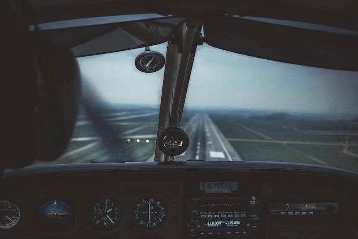 un avion en situation de se poser