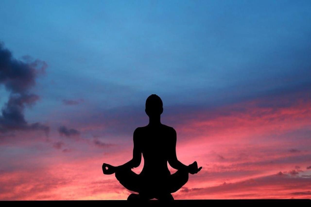 Une personne en position zen