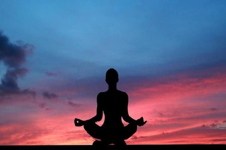 Une personne en position zen