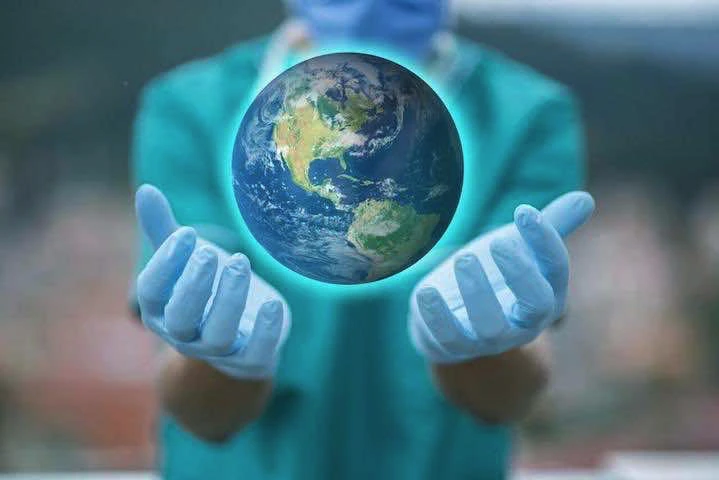 Le terre entre des mains