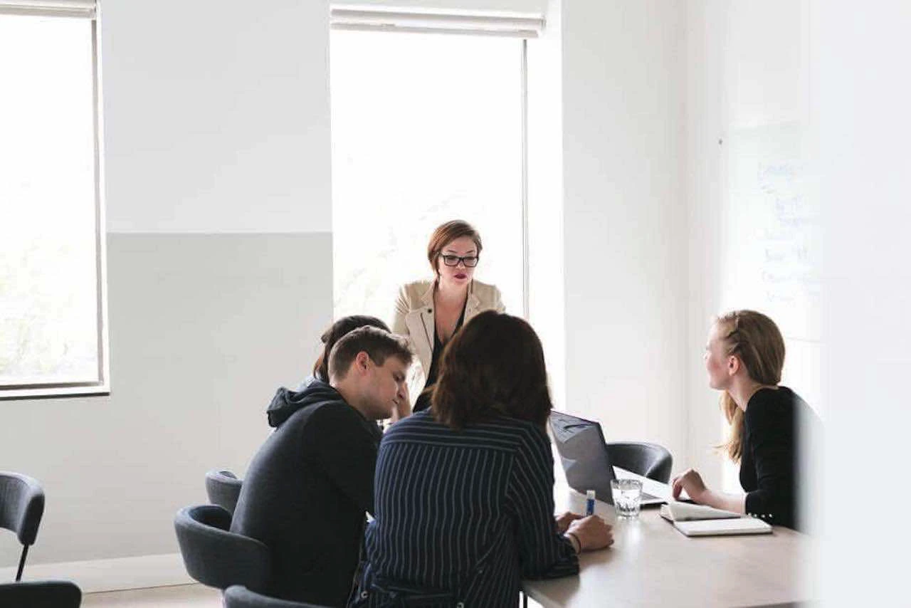 Des hommes et des femmes en réunion de travail