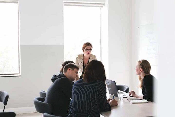 Des hommes et des femmes en réunion de travail