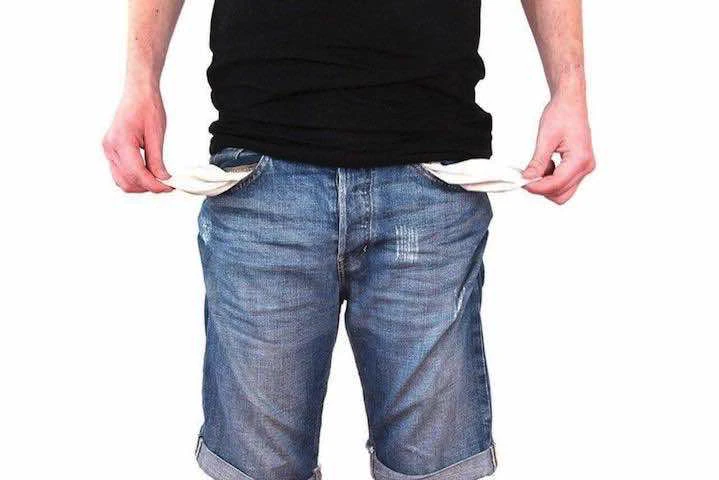 un homme avec les poches de son pantalon retournées