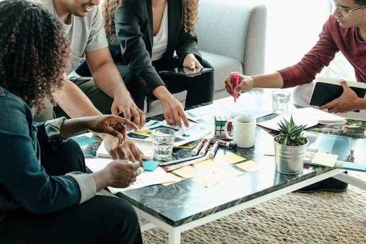 Une table et des personnes en réunion
