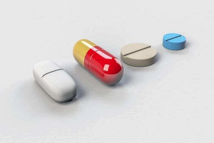 Des médicaments sur un plateau