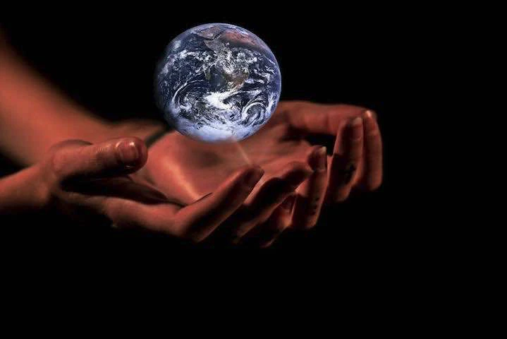 Une terre dans une main