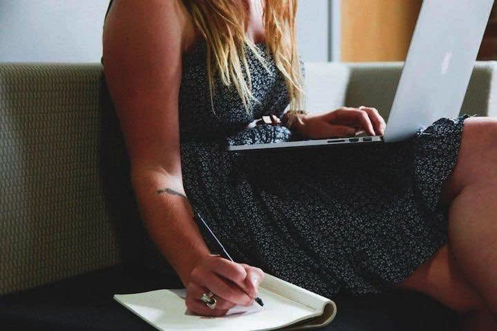 Une femme au travail