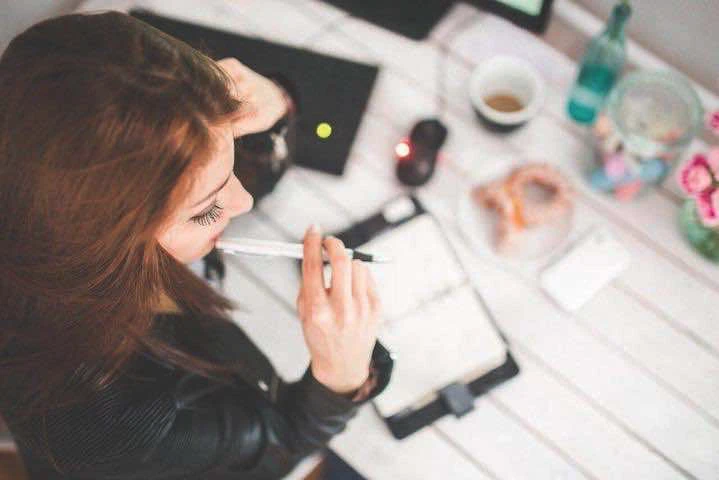 Une femme au travail sur son bureau