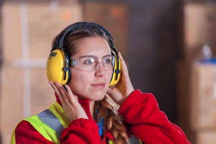 Une femme avec un casque anti bruits