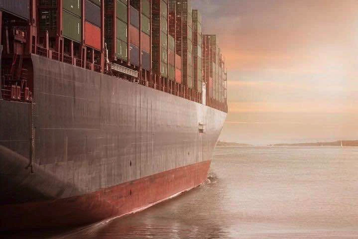 Un cargo en mer