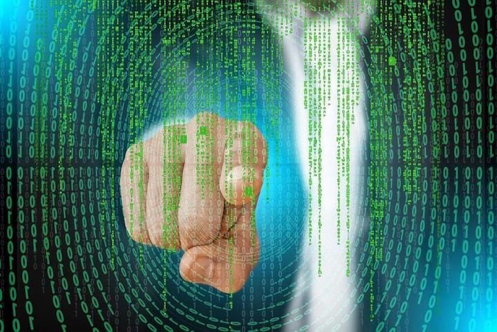 Un homme montre du doigt le digital