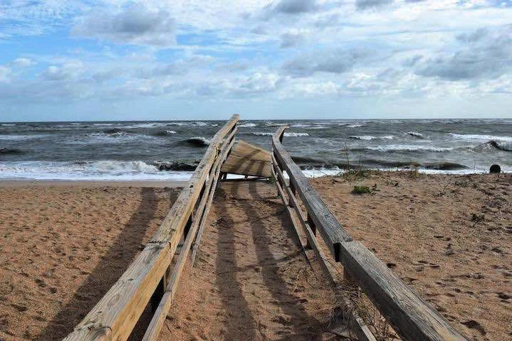 une autoroute termine sur uine plage