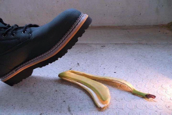 Une chaussure sur une peau de bananes