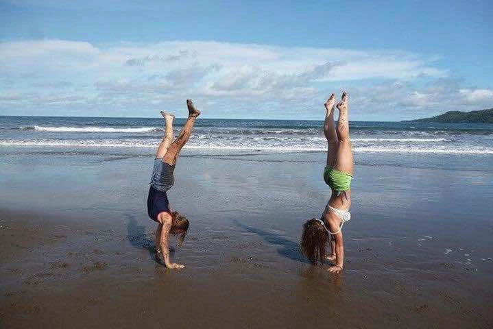 Un couple la tête en bas sur une plage
