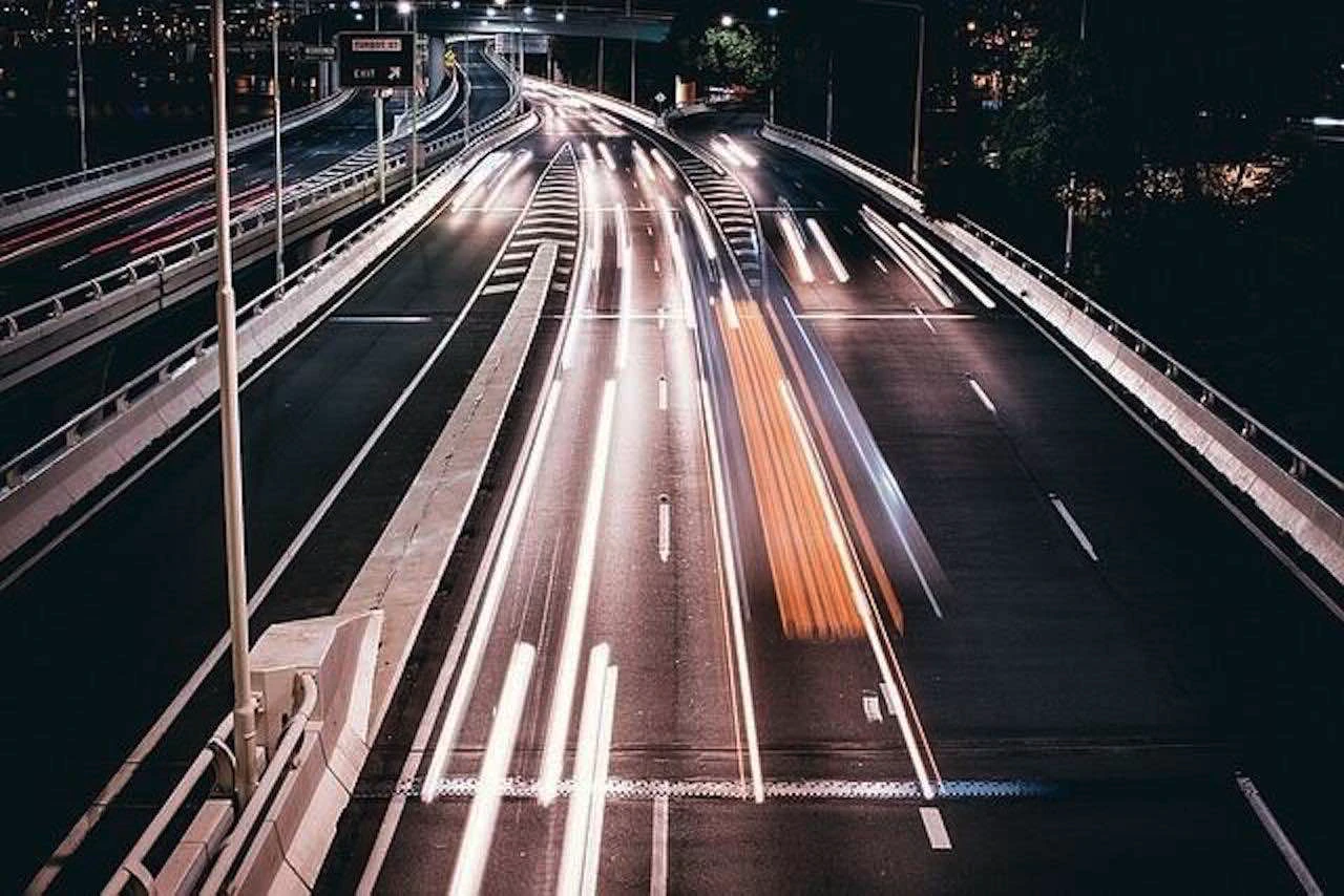 Une autoroute de nuit