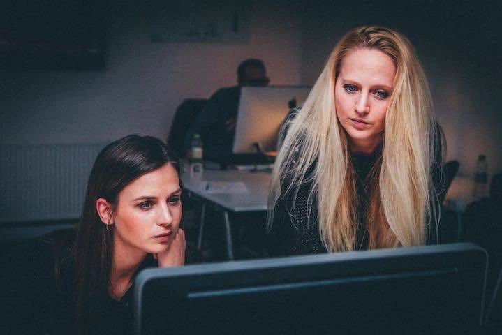 Deux femmes devant un écran d'ordinateur