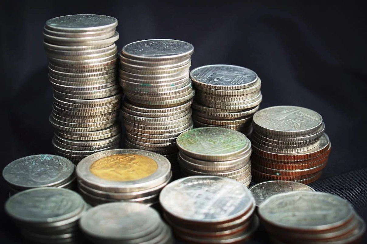 une pile de pièces de monnaie sur une table