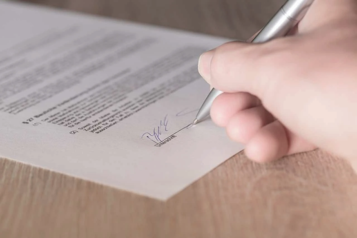 un contrat en signature sur un bureau