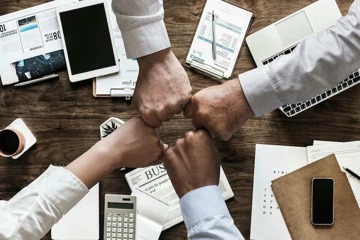 Des collaborateurs se serts les poings en gise de collaboration