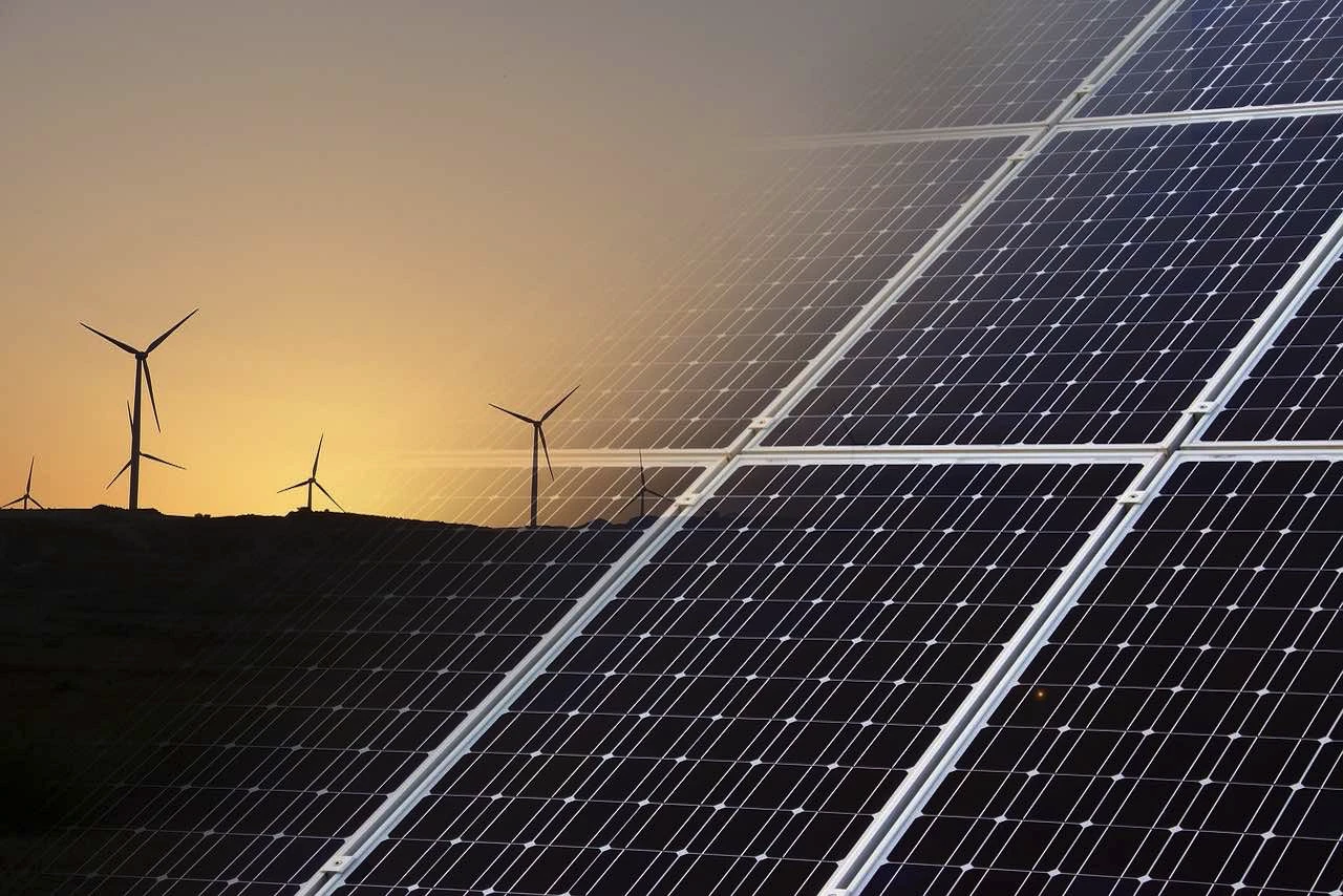 Héoliènes et panneaux solaires
