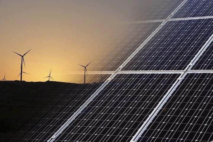 Héoliènes et panneaux solaires
