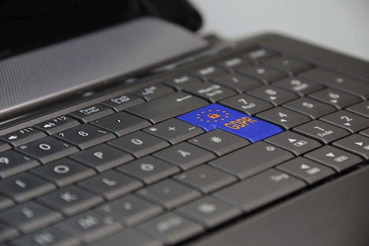 Un clavier d'ordinateur avec le drapeau gprd