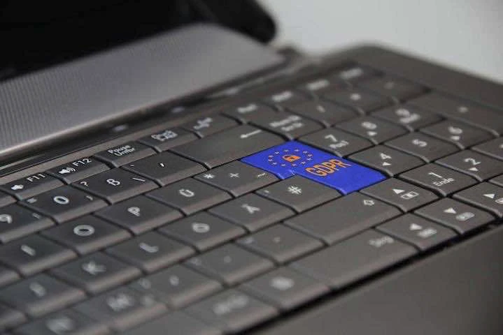 Le logo RGPD sur fond bleu