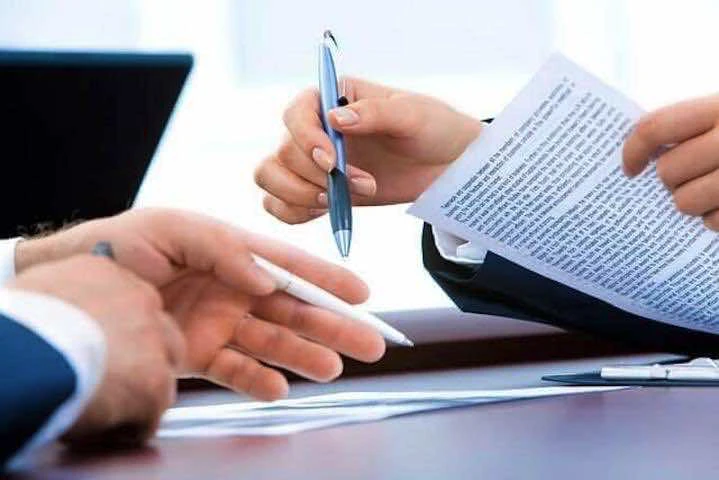 deux personnes signent un contrat