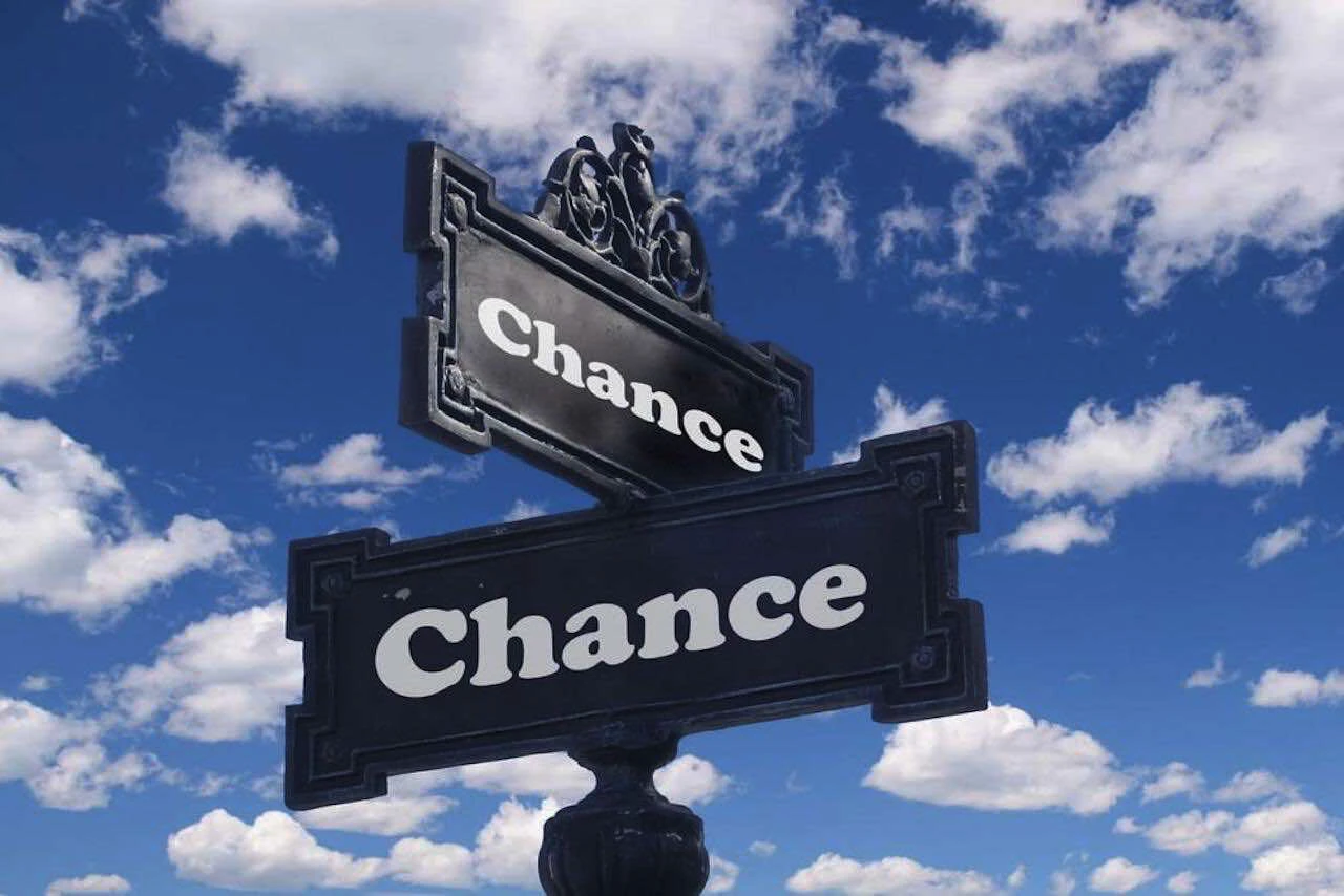 Un réverbère avec les panneaux chance