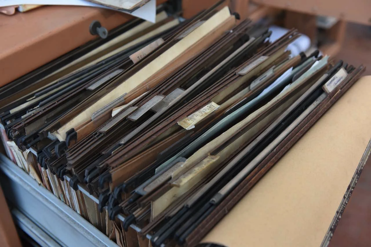 Un tiroir avec des dossiers papier