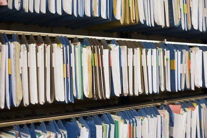 Des dossiers dans des classeurs suspendus